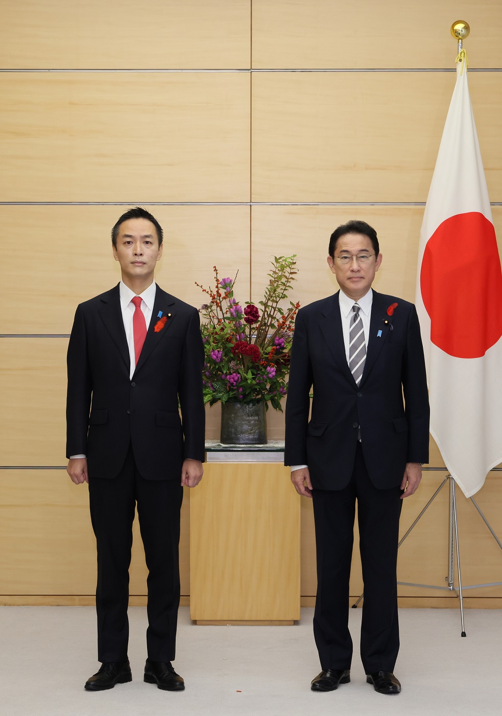 Photograph of the Prime Minister attending a photograph session with Mr. MURAI Hideki, Special Advisor to the Prime Minister (2)