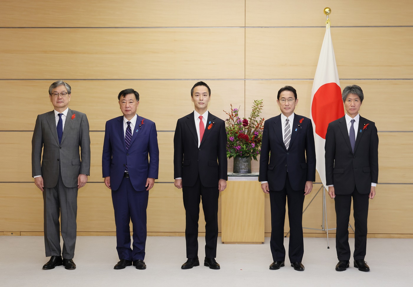 Photograph of the Prime Minister attending a photograph session with Mr. MURAI Hideki, Special Advisor to the Prime Minister (3)
