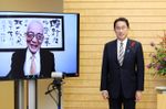 Photograph of the Prime Minister conveying a congratulatory message to Dr. MANABE Syukuro (1)