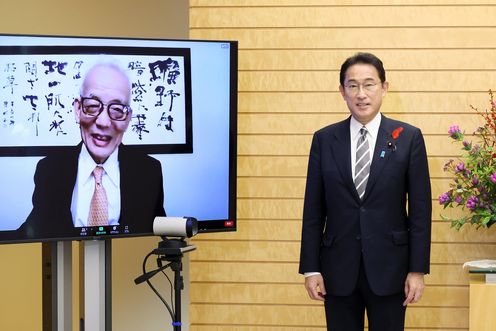 Photograph of the Prime Minister conveying a congratulatory message to Dr. MANABE Syukuro (1)