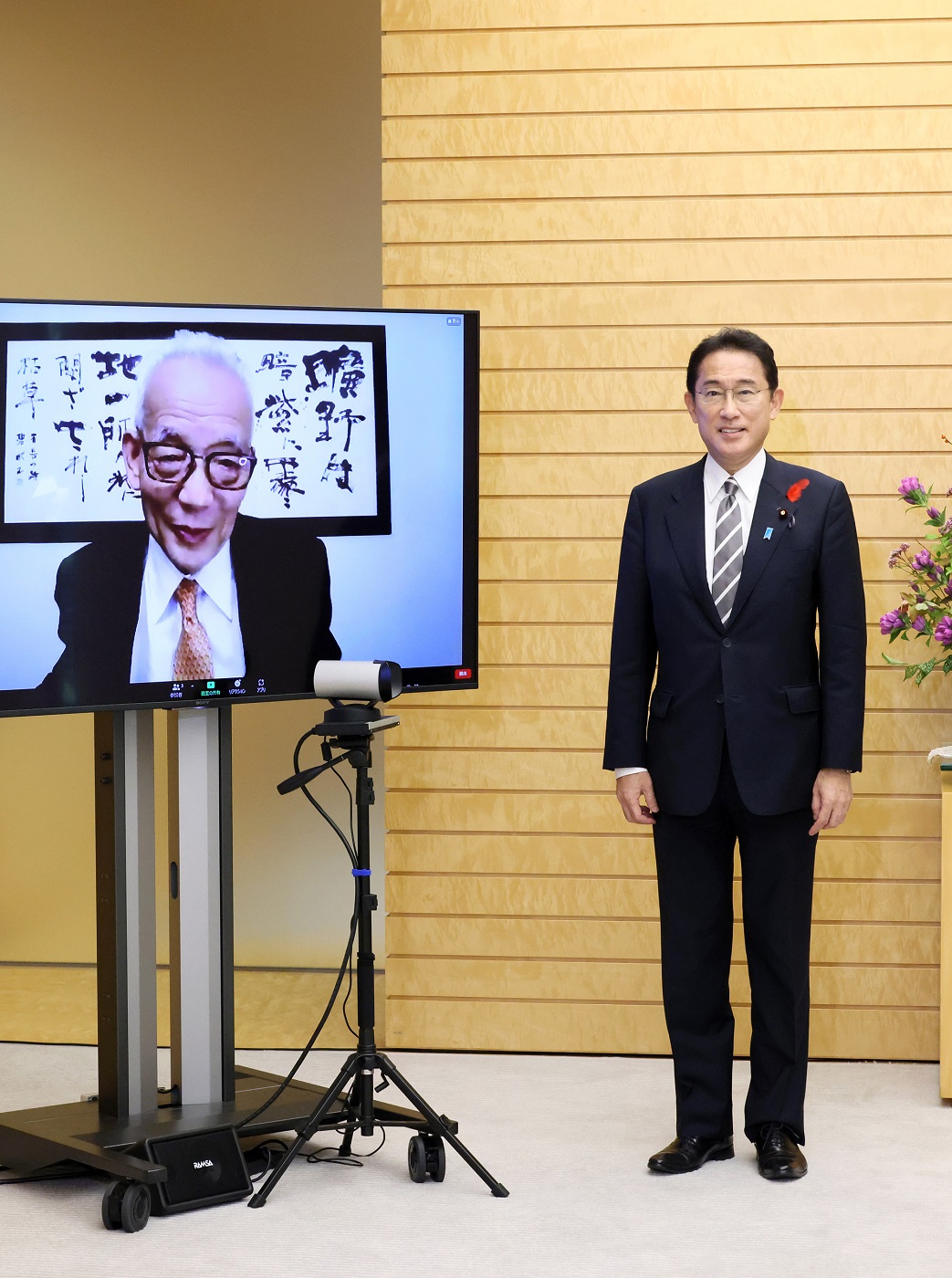 Photograph of the Prime Minister conveying a congratulatory message to Dr. MANABE Syukuro (2)