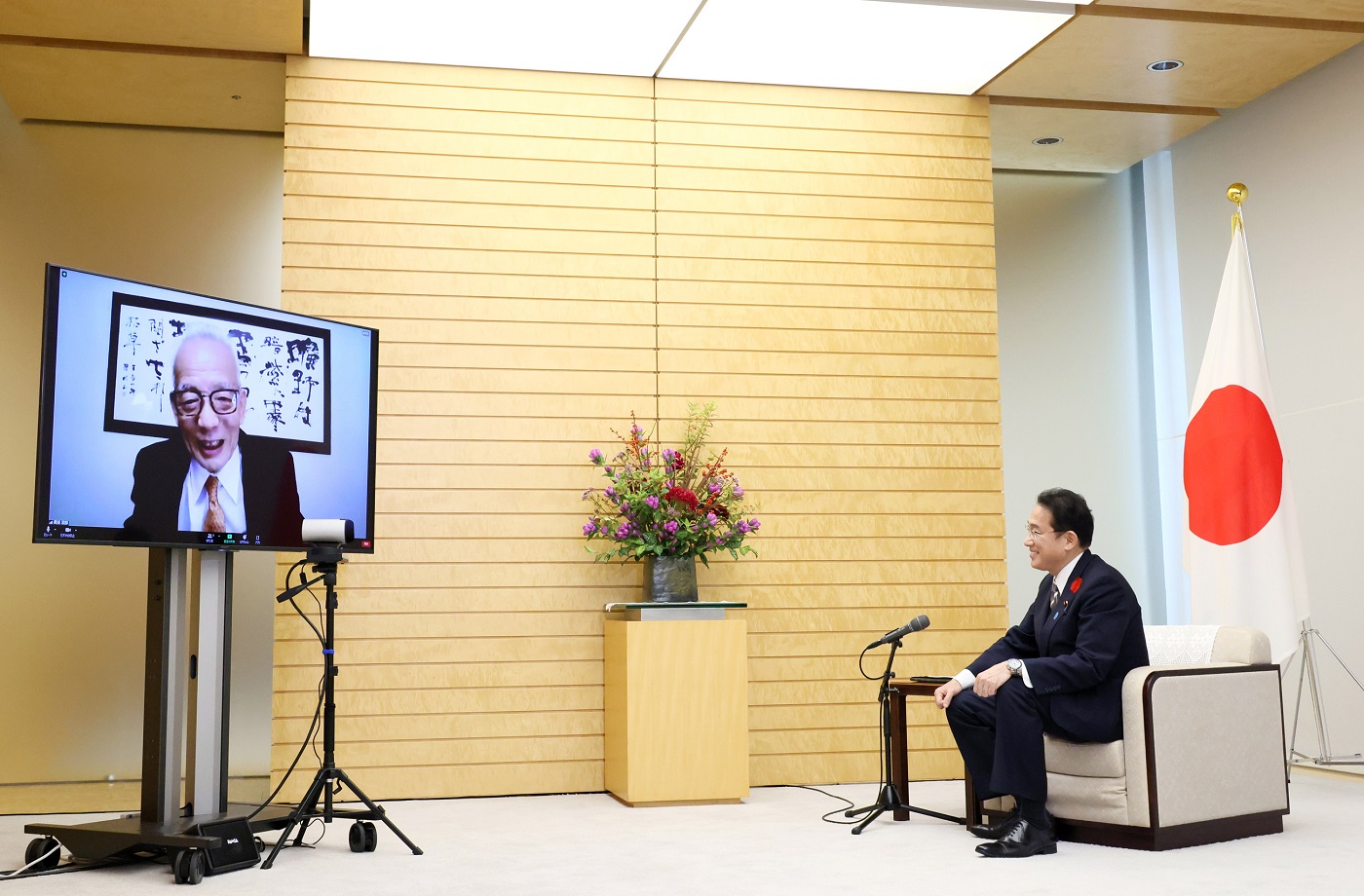 Photograph of the Prime Minister conveying a congratulatory message to Dr. MANABE Syukuro (3)