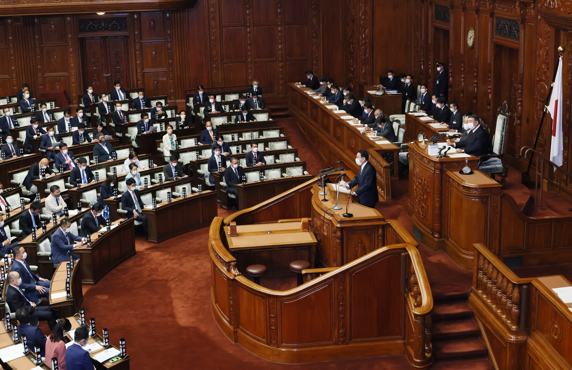 Photograph of the Prime Minister delivering a policy speech during a plenary session of the House of Representatives (4)