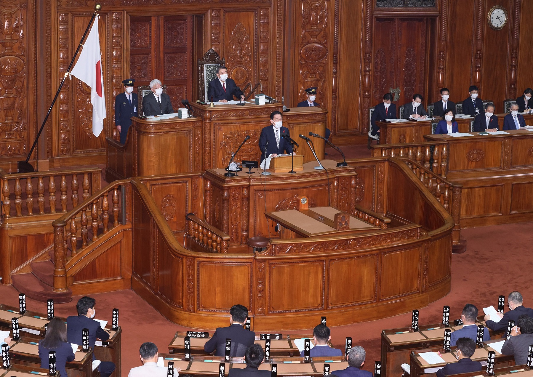 Photograph of the Prime Minister delivering a policy speech during a plenary session of the House of Representatives (7)