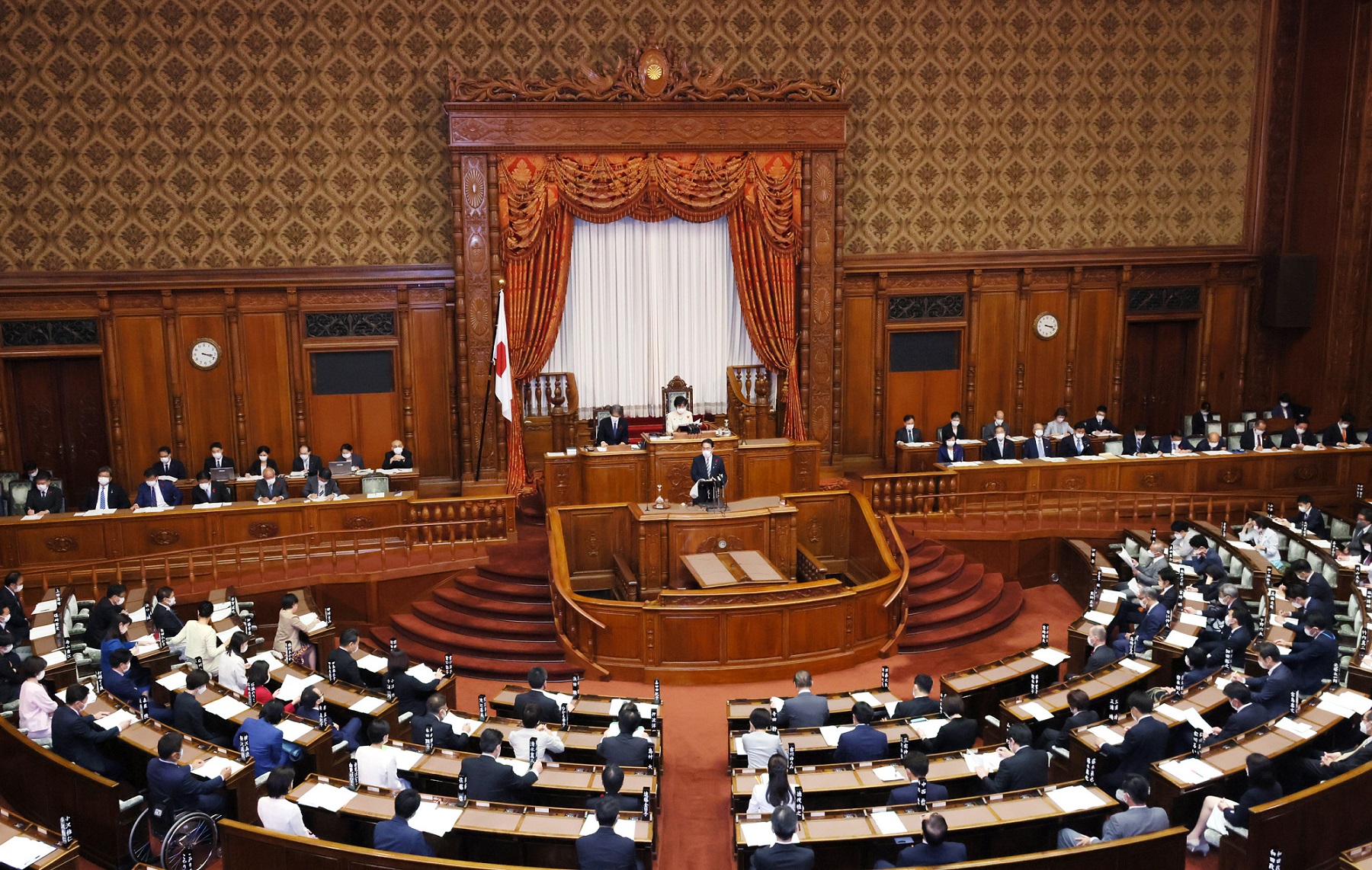 Photograph of the Prime Minister delivering a policy speech during a plenary session of the House of Representatives (9)