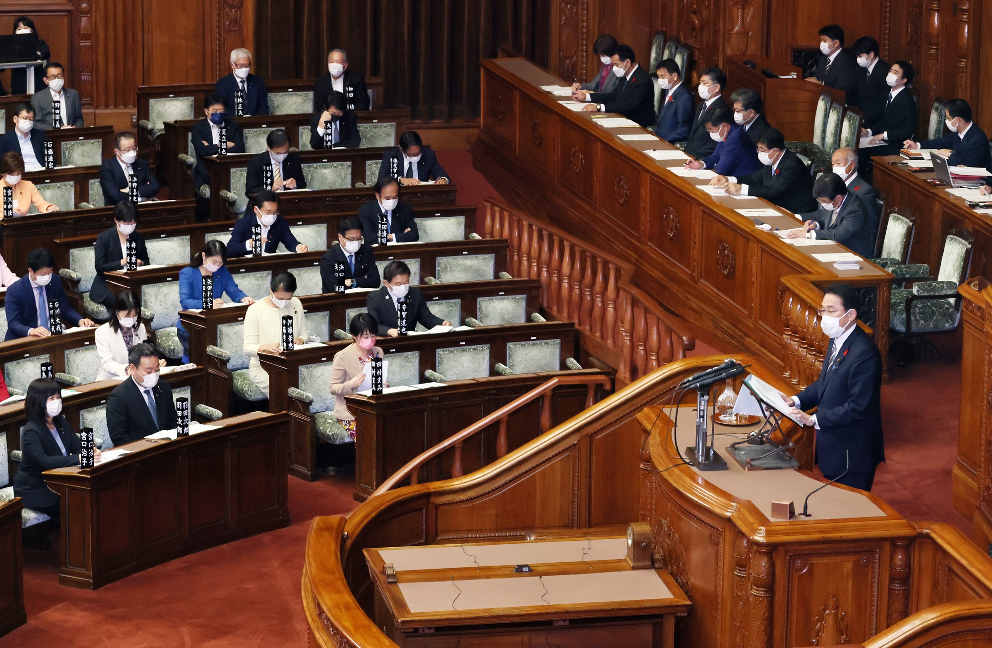 Photograph of the Prime Minister delivering a policy speech during a plenary session of the House of Representatives (11)