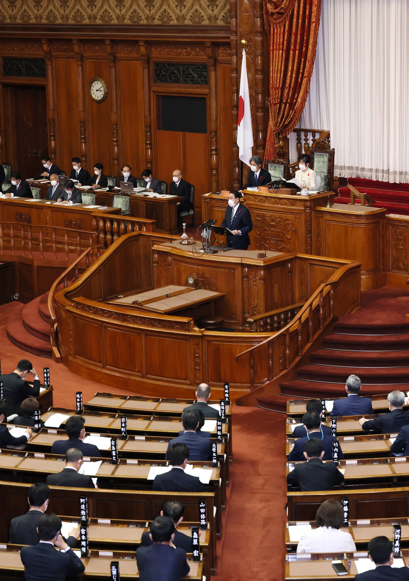 Photograph of the Prime Minister delivering a policy speech during a plenary session of the House of Representatives (12)