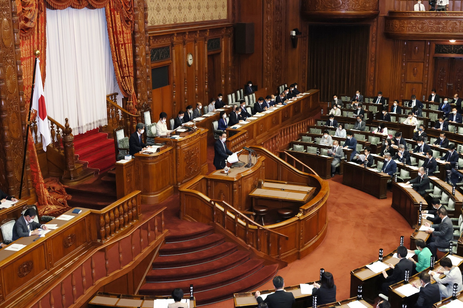 Photograph of the Prime Minister delivering a policy speech during a plenary session of the House of Representatives (13)