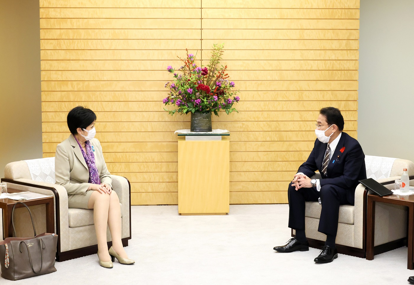 Photograph of the Prime Minister holding a meeting (3)