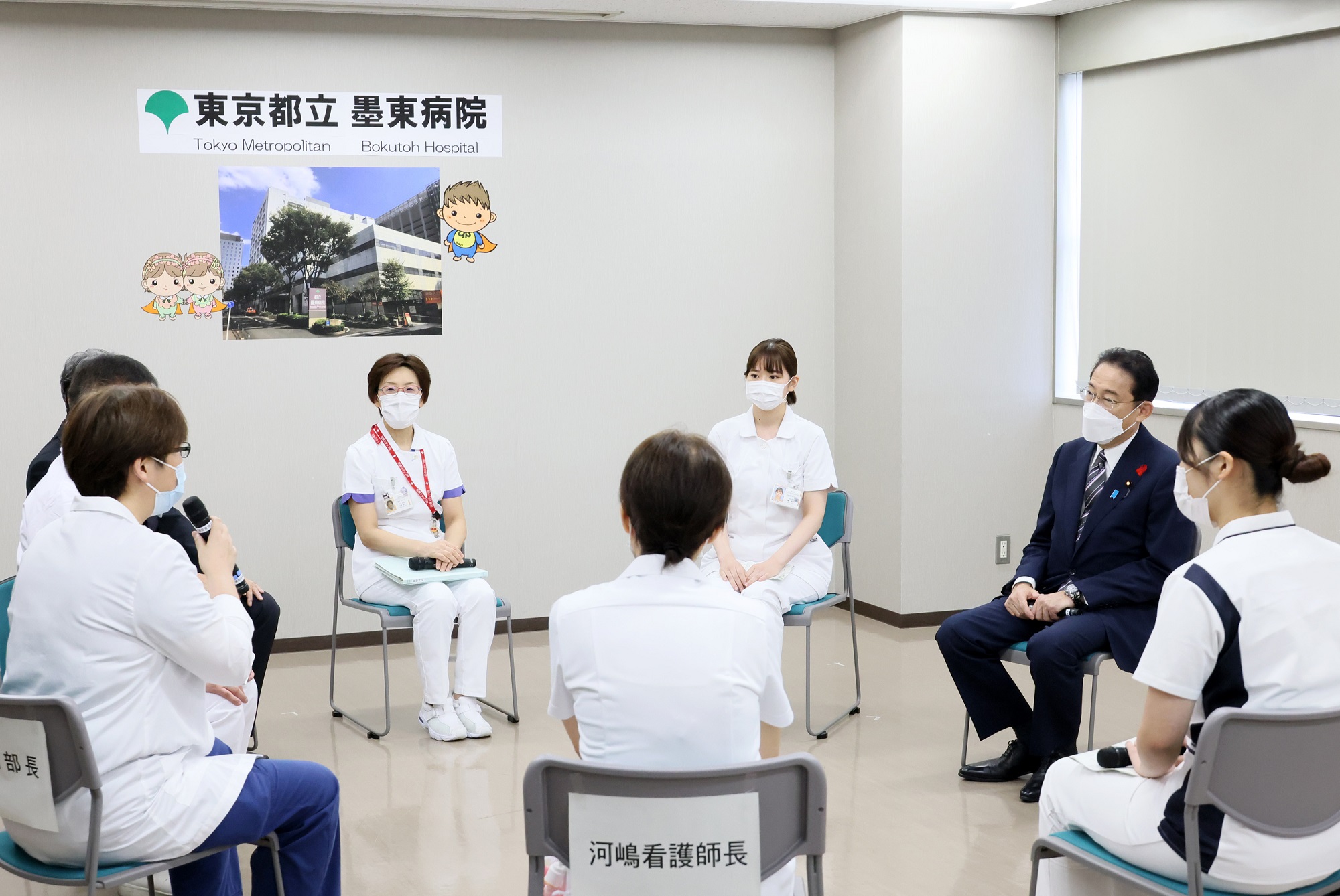 Photograph of the Prime Minister visiting a hospital (4)