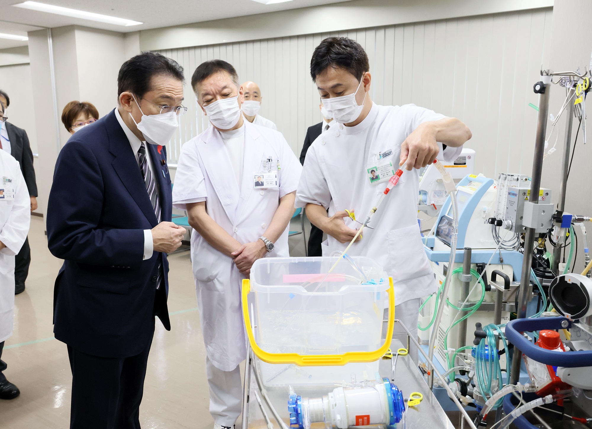 Photograph of the Prime Minister being briefed on the outline of the operation at a hospital (1)
