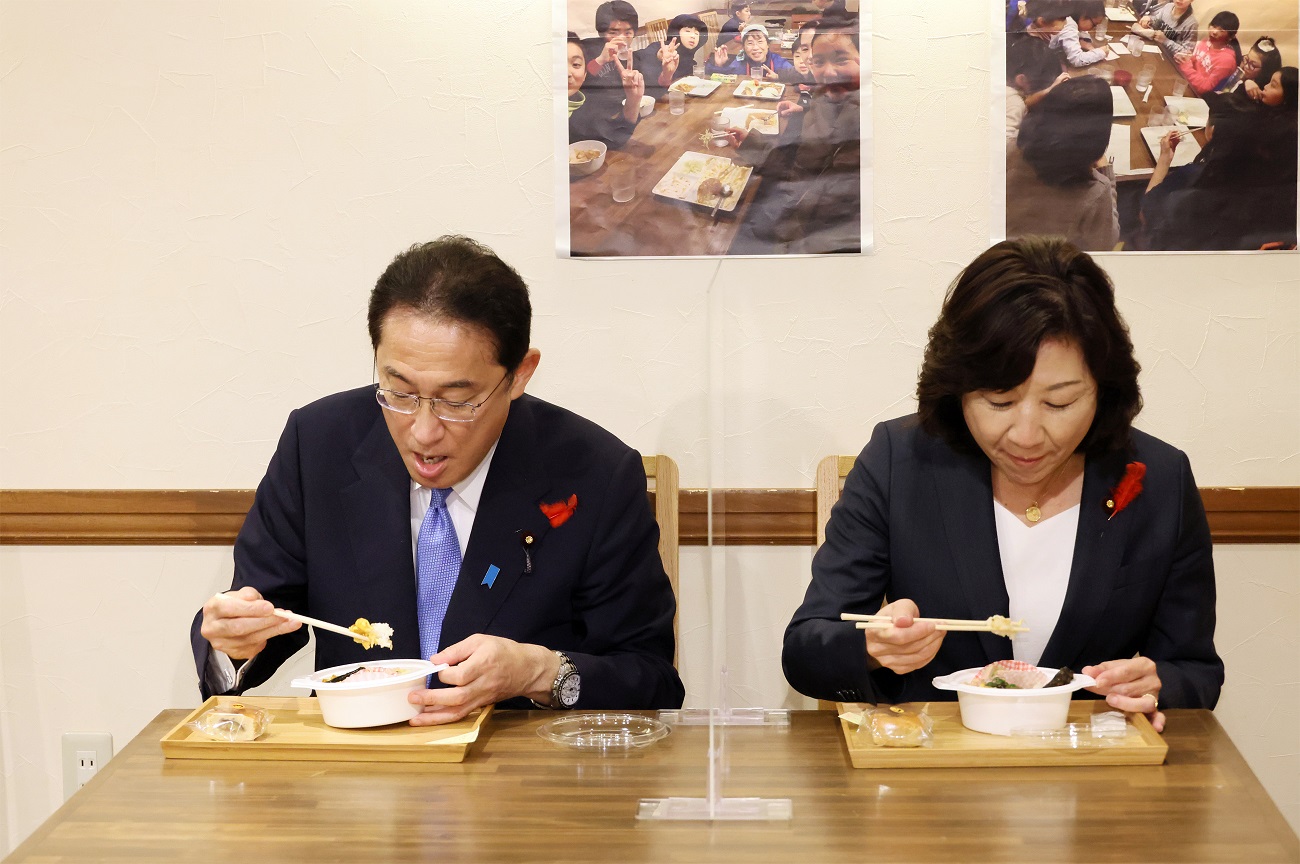 Photograph of the Prime Minister having a meal at the Kodomo Shokudo (1)