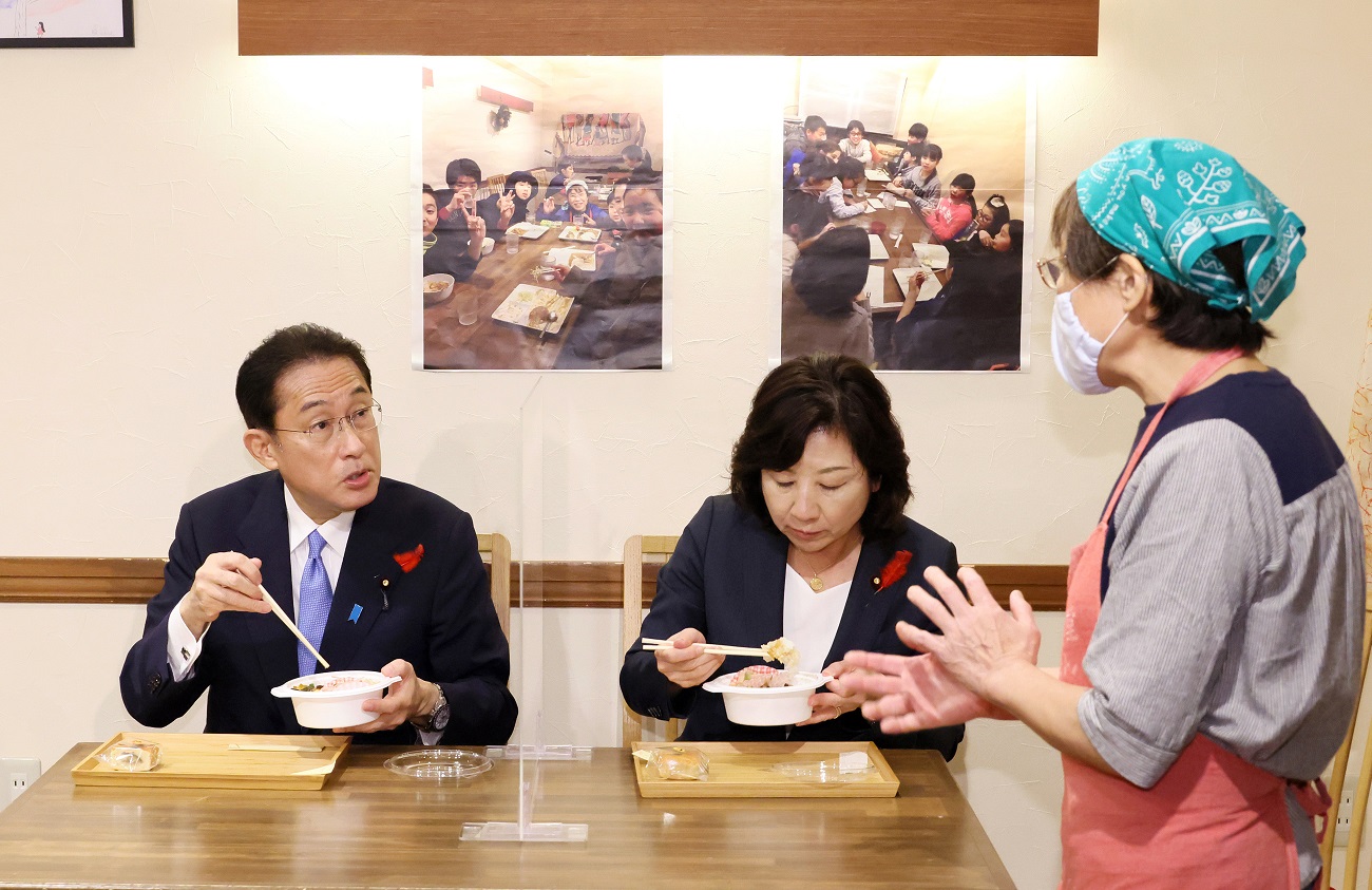Photograph of the Prime Minister having a meal at the Kodomo Shokudo (2)