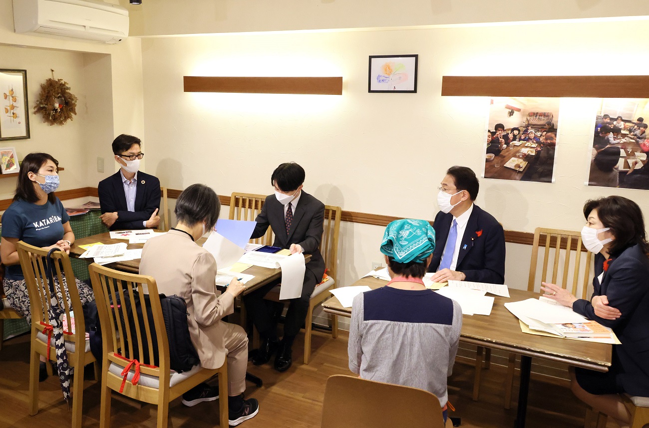 Photograph of the Prime Minister holding a round-table talk (1)