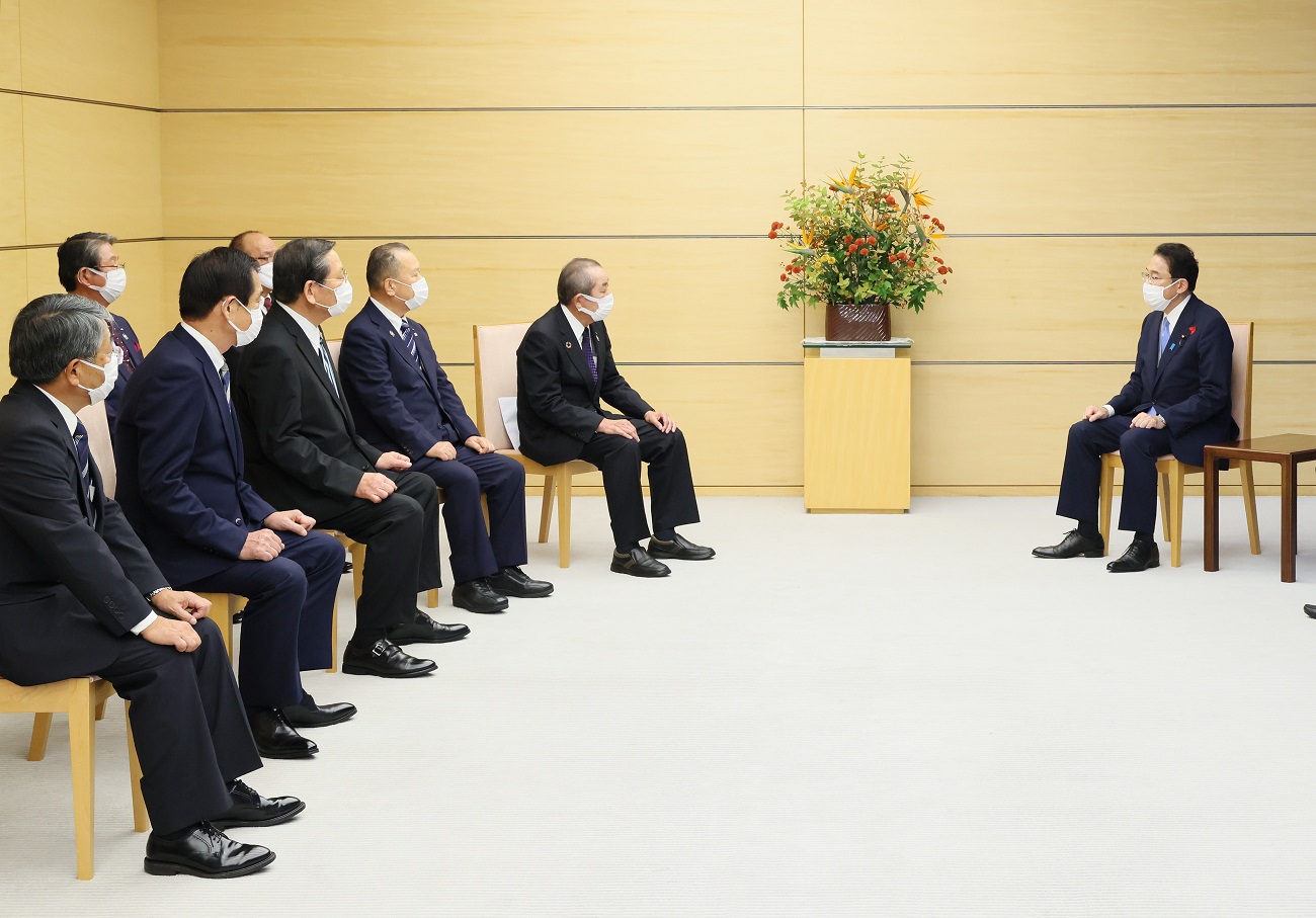 Photograph of the Prime Minister holding a meeting (2)