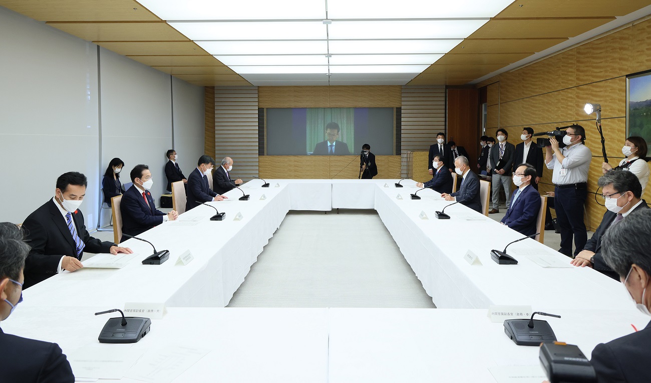 Photograph of the Prime Minister attending a meeting (3)