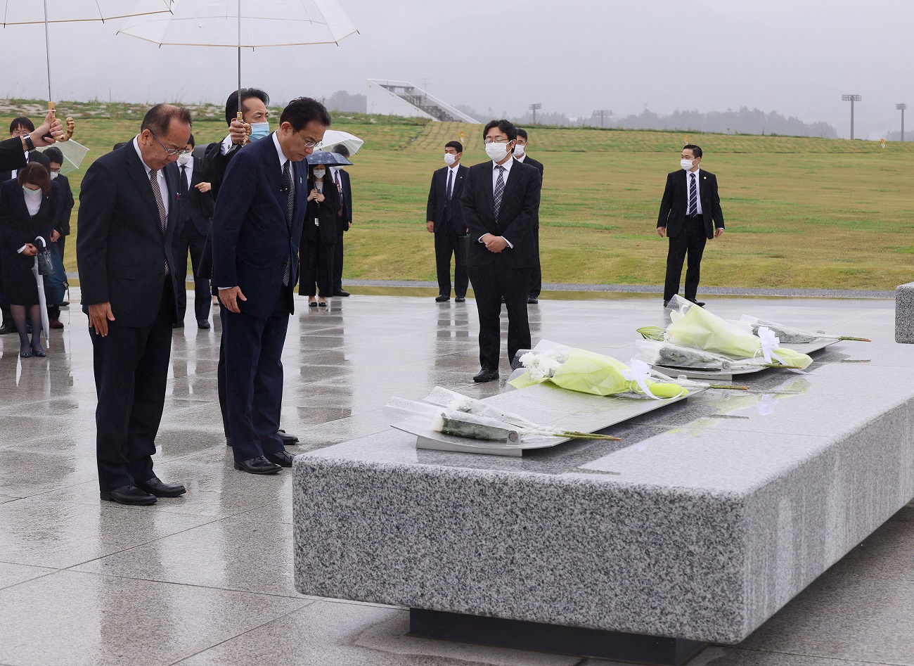 Photograph of the Prime Minister offering a silent prayer at the Takatamatsubara Memorial Park