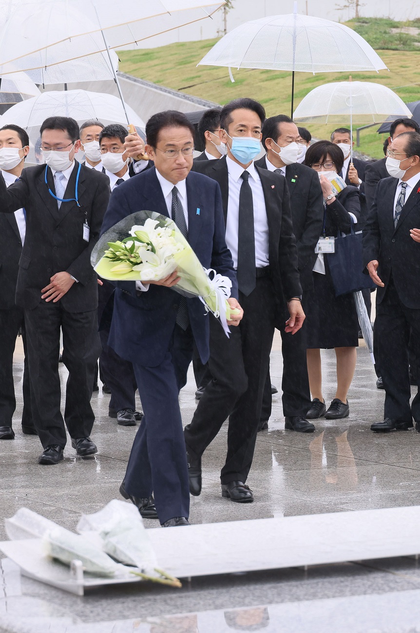 Photograph of the Prime Minister offering flowers at the Takatamatsubara Memorial Park