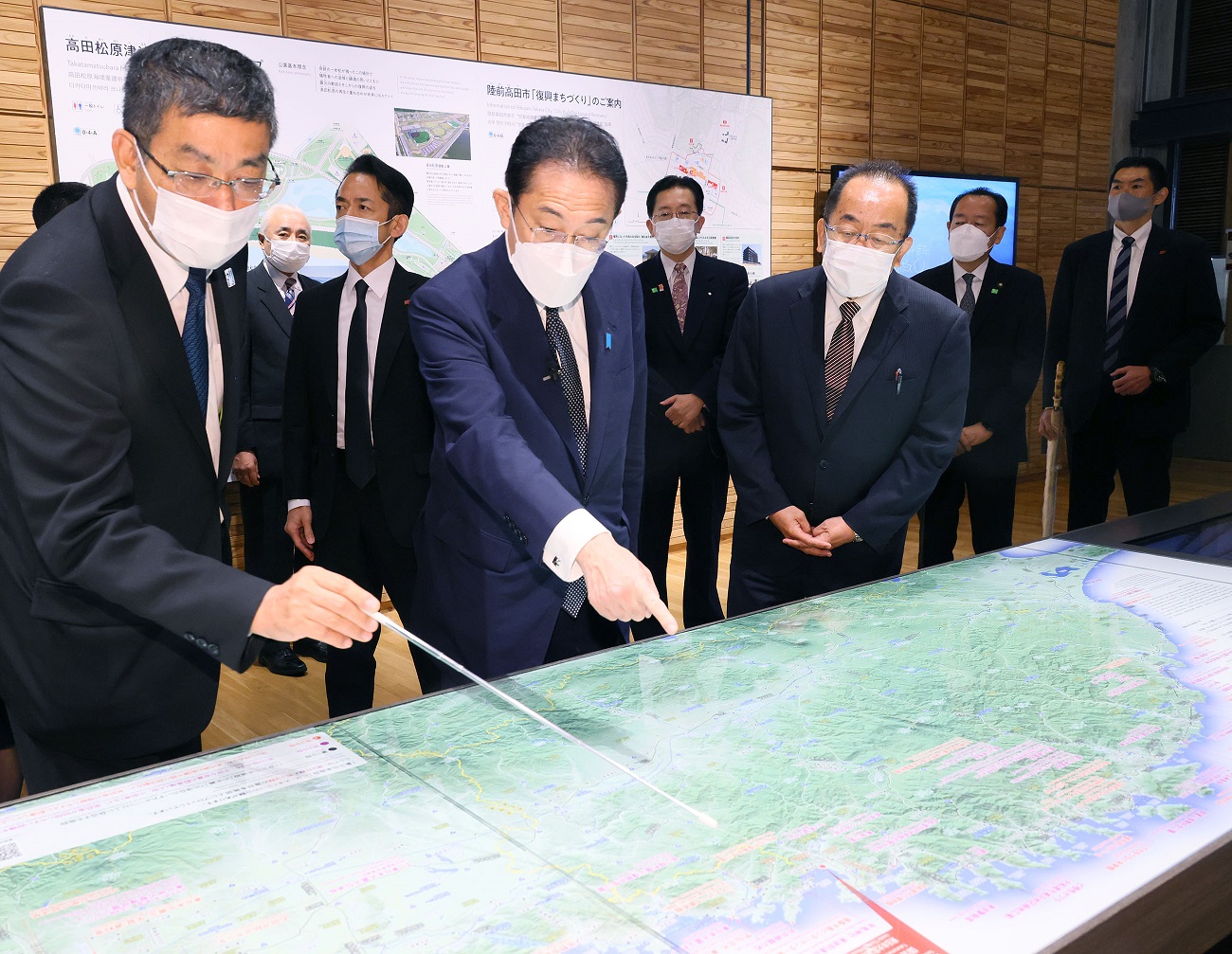 Photograph of the Prime Minister visiting the Iwate Tsunami Memorial Museum at the Takatamatsubara Memorial Park (1)