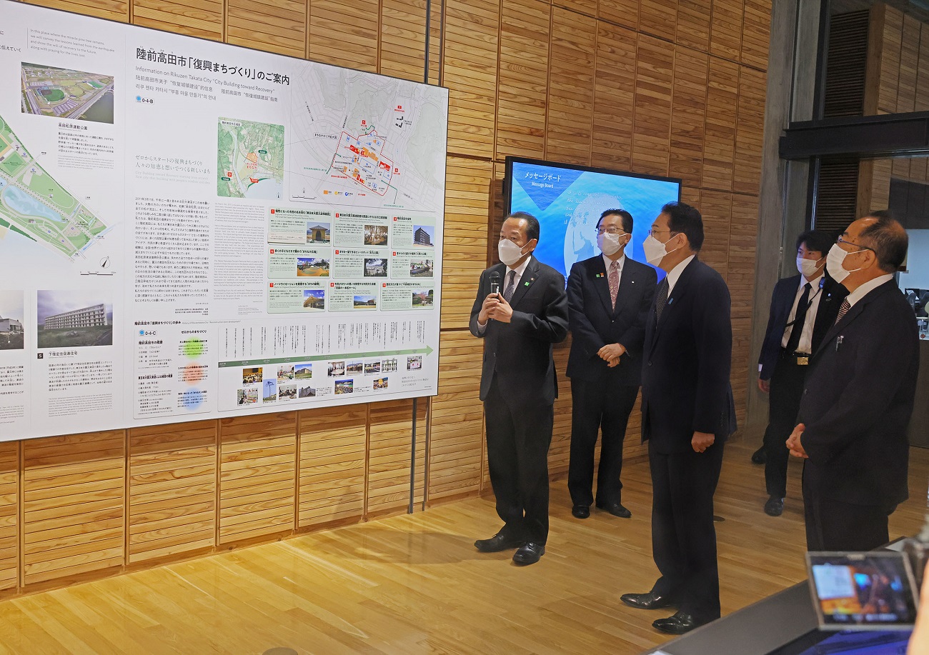 Photograph of the Prime Minister visiting the Iwate Tsunami Memorial Museum at the Takatamatsubara Memorial Park (2)