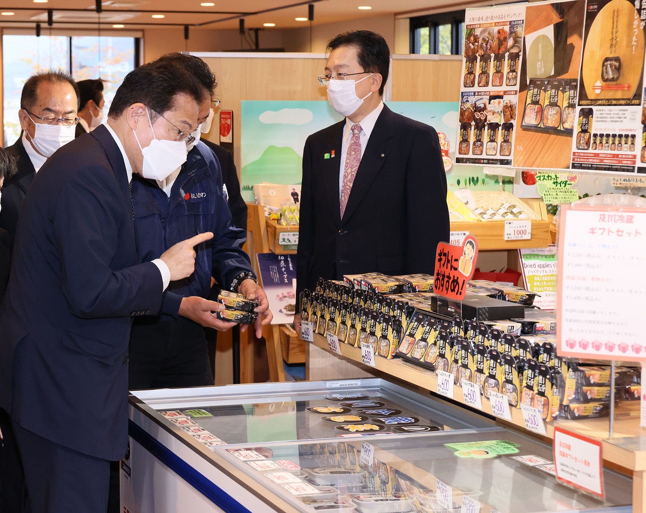Photograph of the Prime Minister visiting a commercial facility in Ofunato City
