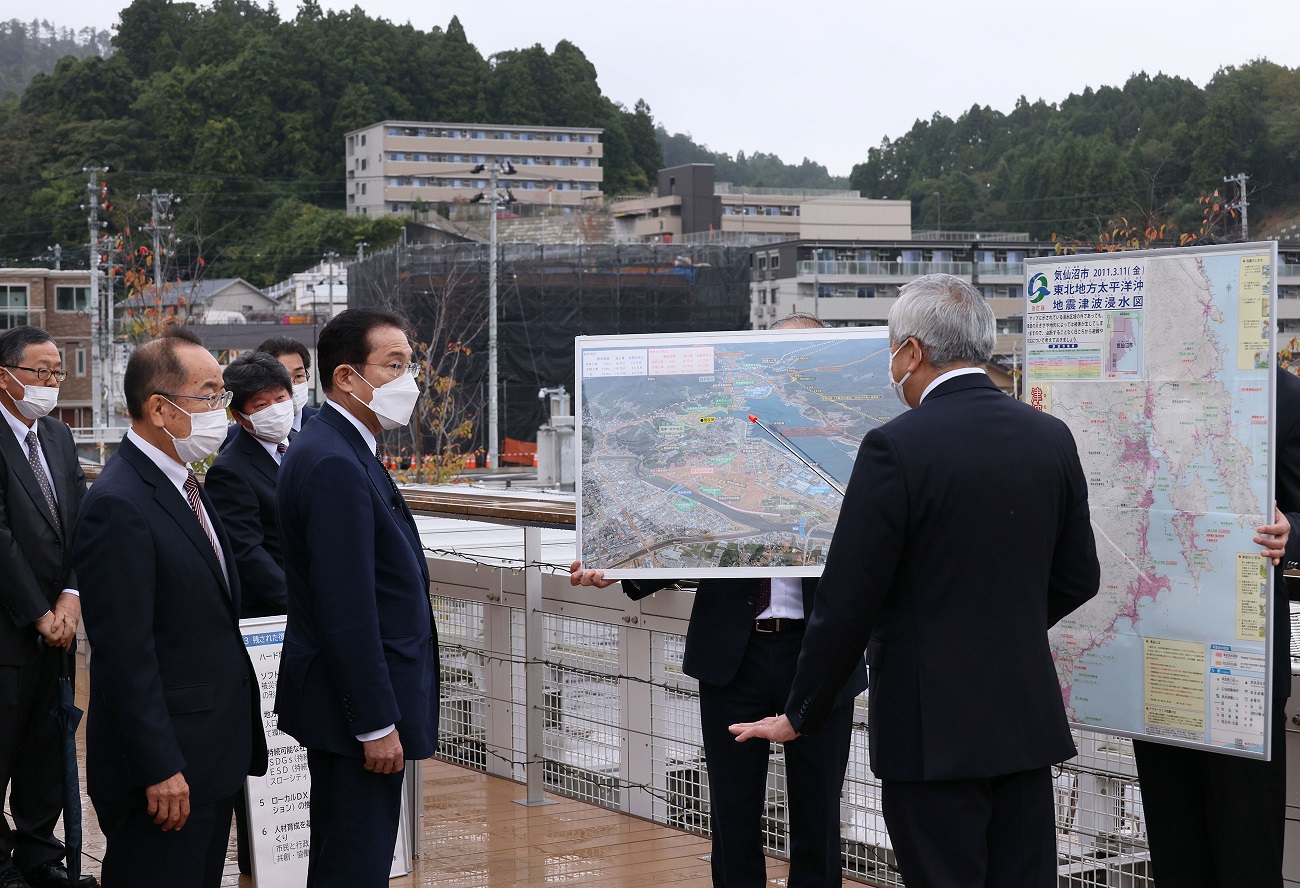 Photograph of the Prime Minister receiving an explanation on the progress in reconstruction at the Kesennuma Community Plaza
