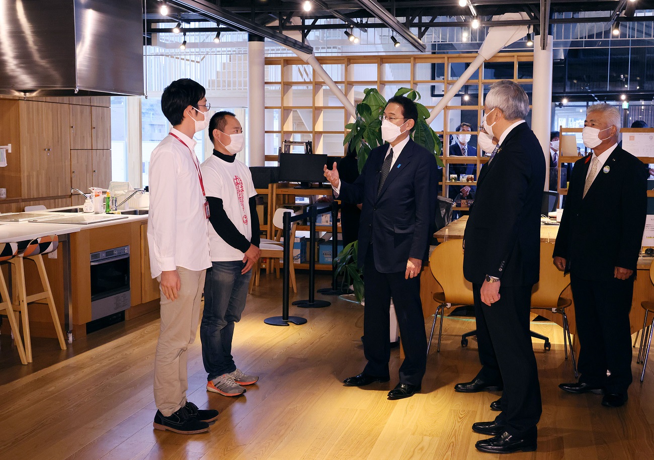 Photograph of the Prime Minister visiting the Kesennuma Community Plaza