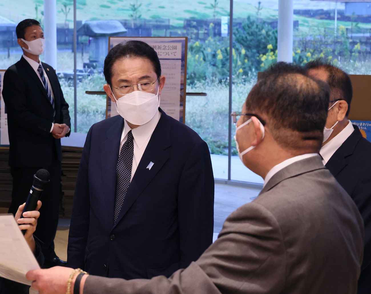 Photograph of the Prime Minister visiting the memorial museum at the Ishinomaki Minamihama Tsunami Memorial Park (1)