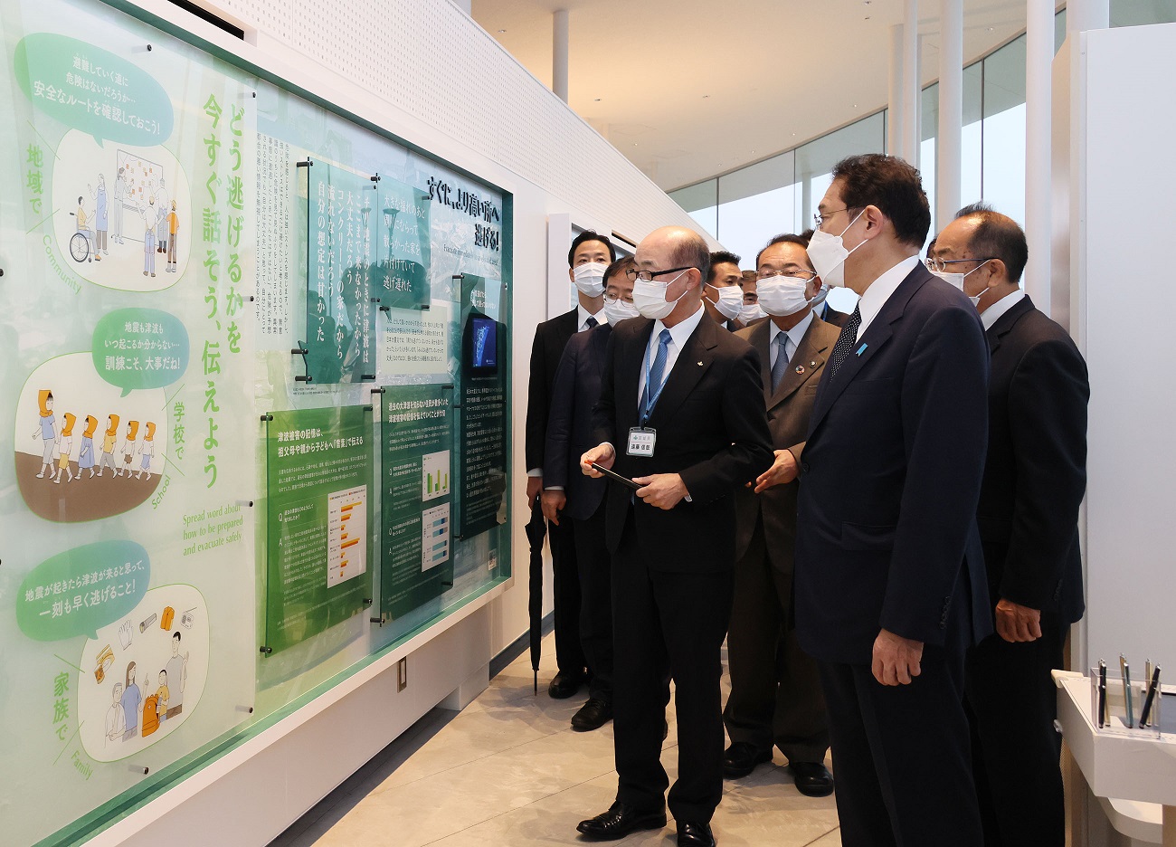 Photograph of the Prime Minister visiting the memorial museum at the Ishinomaki Minamihama Tsunami Memorial Park (2)