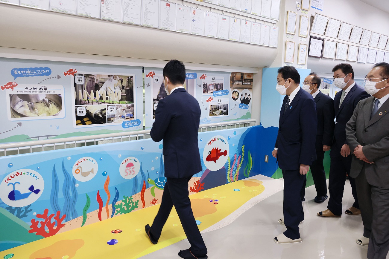 Photograph of the Prime Minister visiting a kamaboko fishcake factory in Ishinomaki City