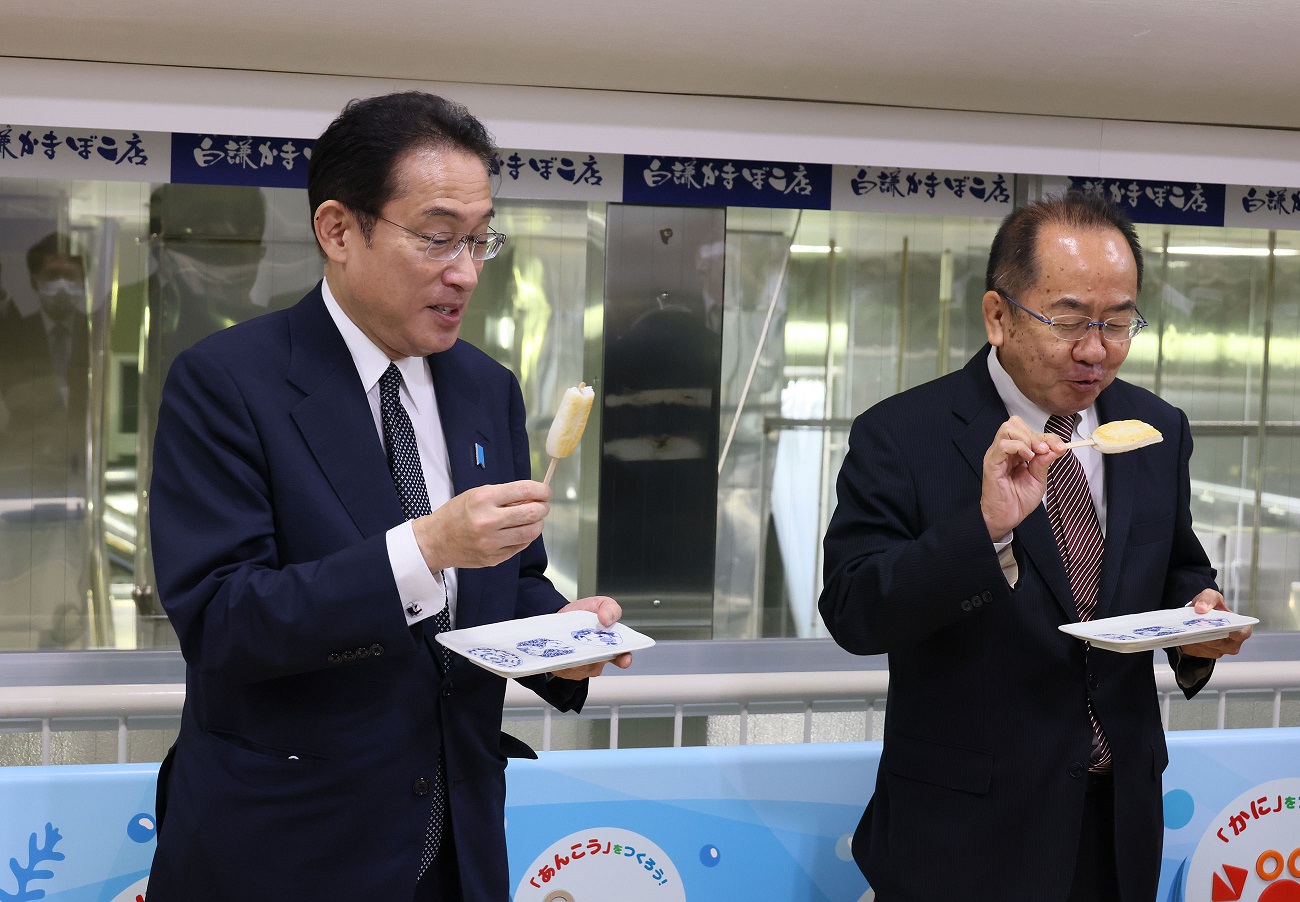 Photograph of the Prime Minister tasting a sample at a kamaboko fishcake factory in Ishinomaki City