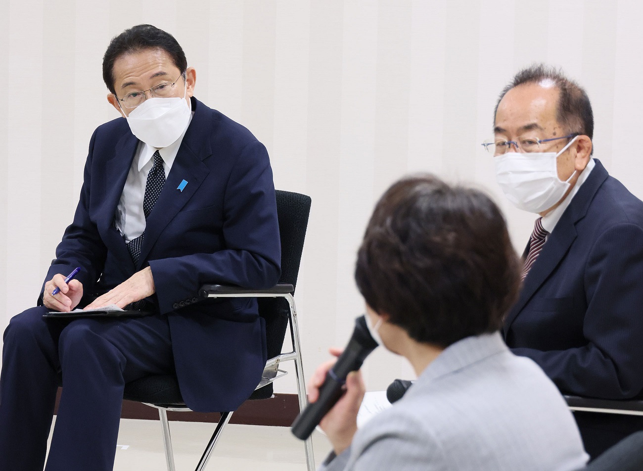 Photograph of the Prime Minister holding a round-table talk at the Matsushima Town Culture and Tourism Exchange Center (1)