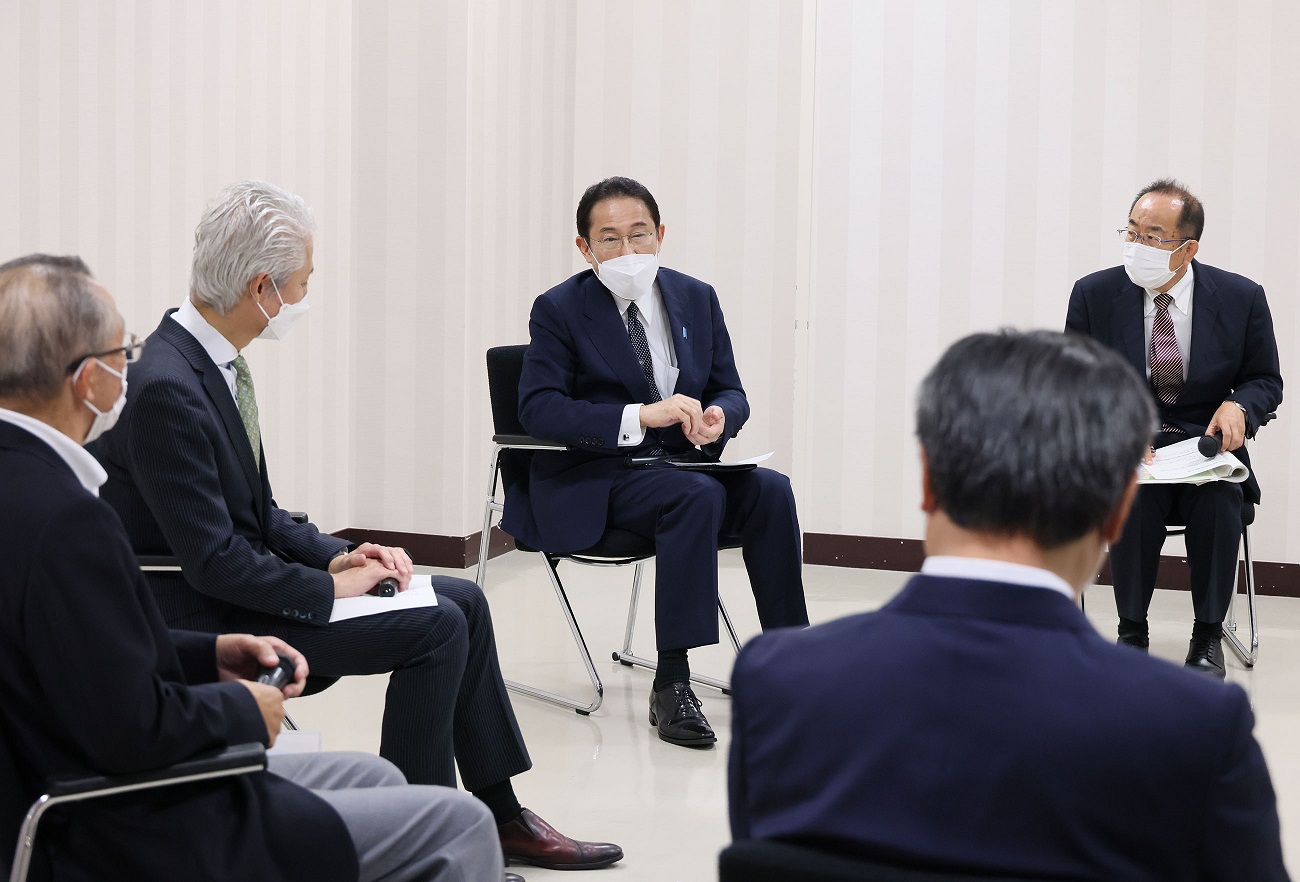 Photograph of the Prime Minister holding a round-table talk at the Matsushima Town Culture and Tourism Exchange Center (2)
