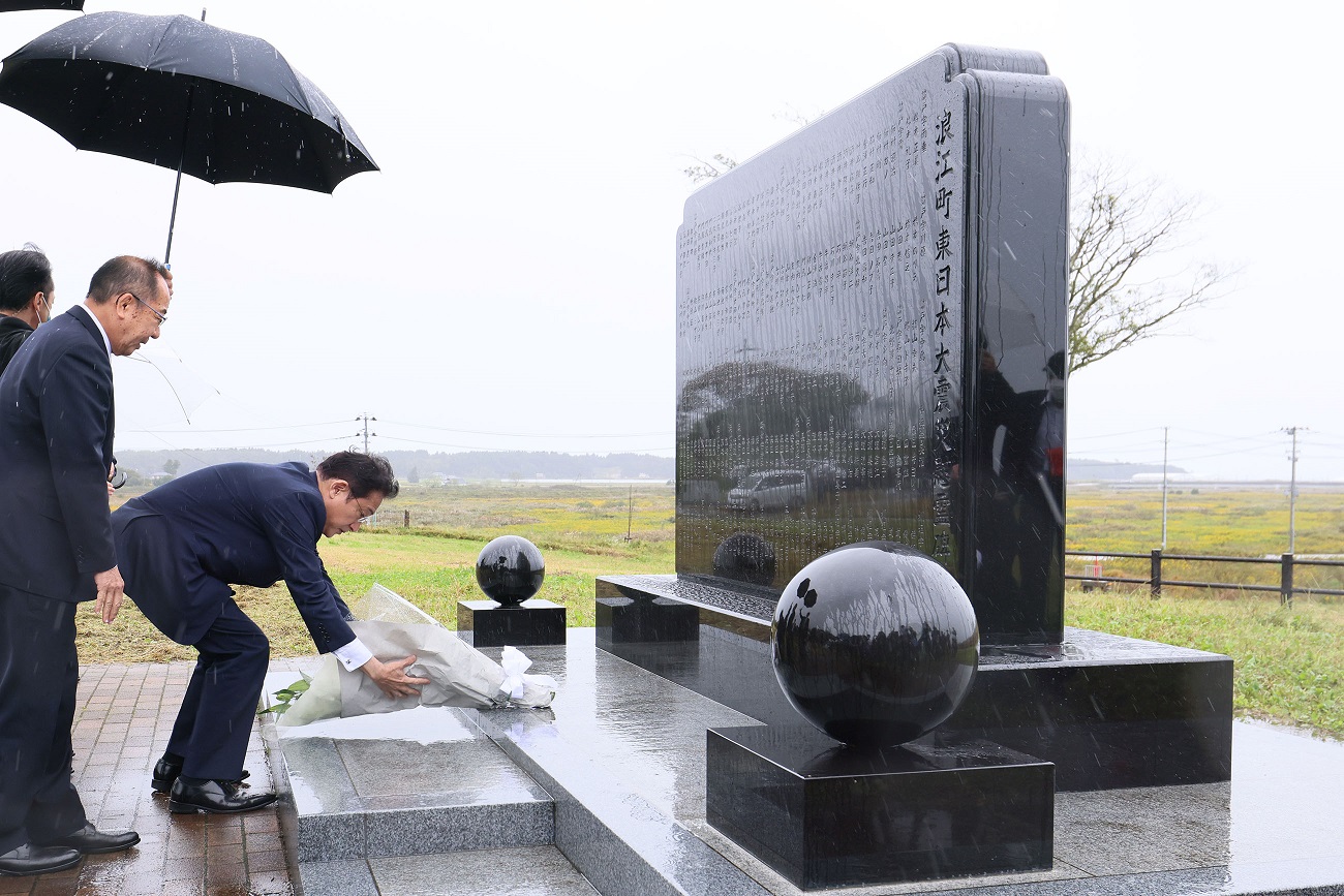 Photograph of the Prime Minister offering flowers at the Great East Japan Earthquake cenotaph in Namie Town