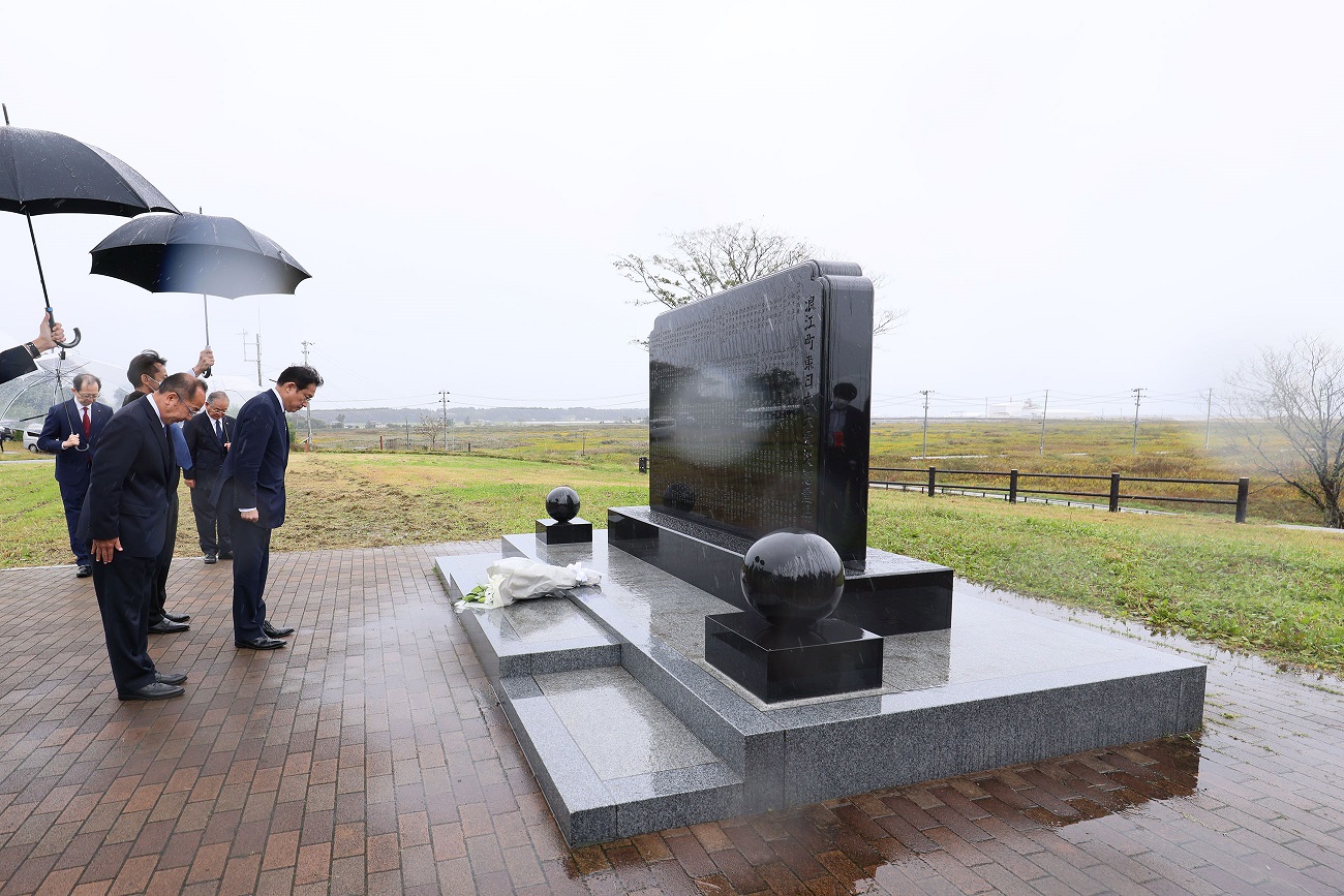 Photograph of the Prime Minister offering a silent prayer at the Great East Japan Earthquake cenotaph in Namie Town