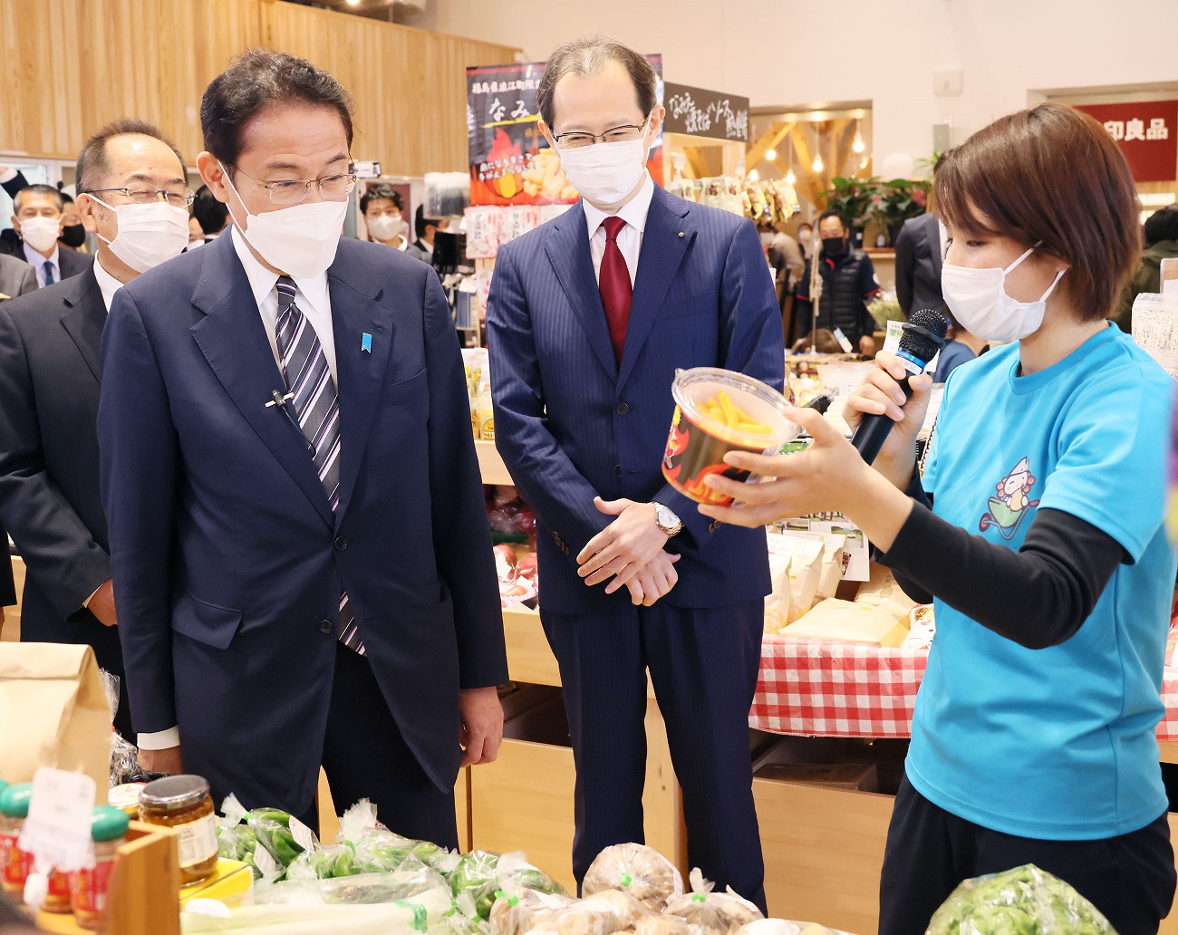Photograph of the Prime Minister visiting Michinoeki Namie (2)