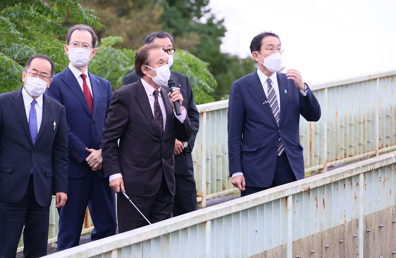 Photograph of the Prime Minister visiting the area surrounding Futaba Station (1)