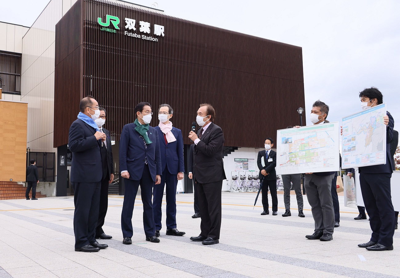 Photograph of the Prime Minister visiting the area surrounding Futaba Station (2)