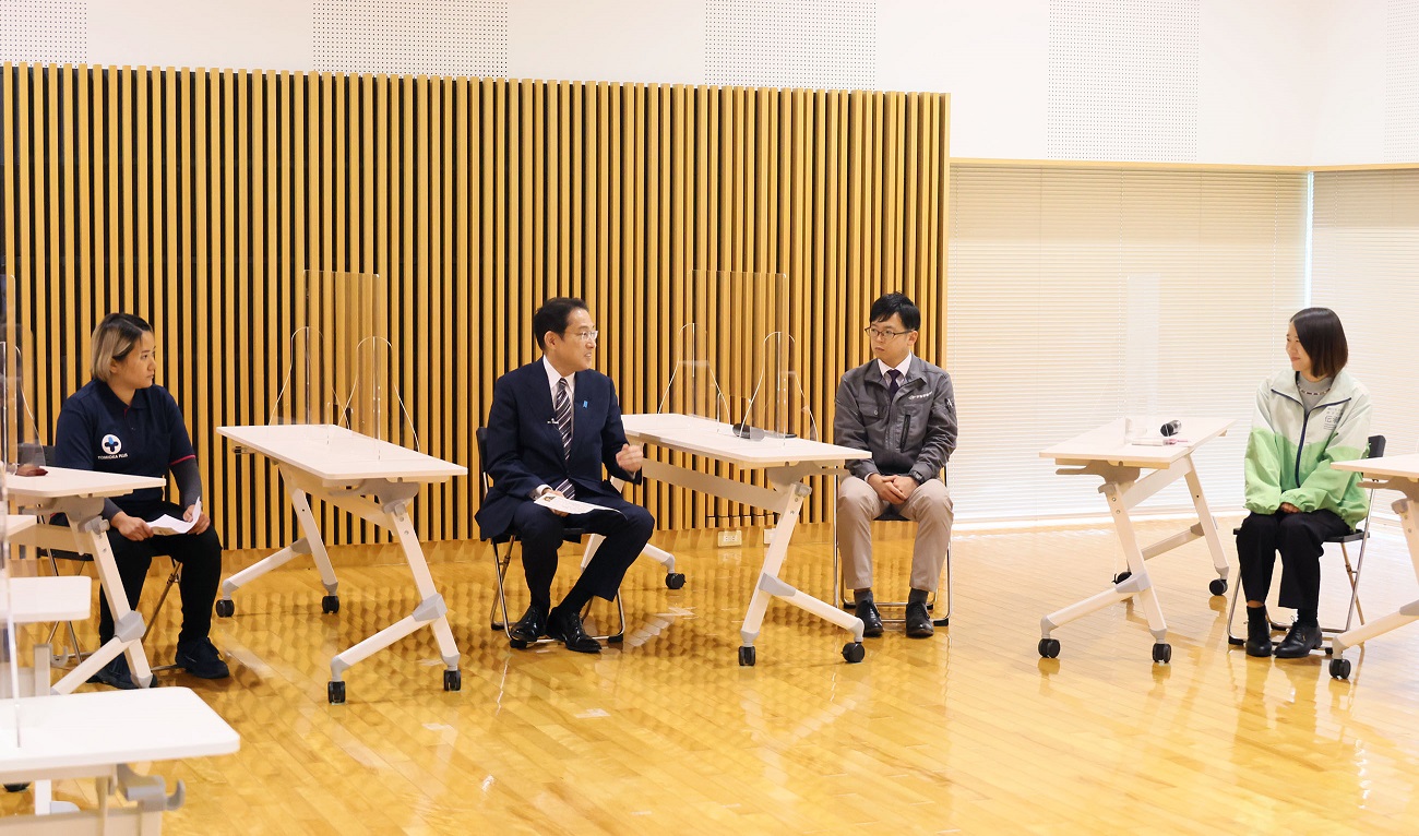 Photograph of the Prime Minister holding a round-table talk at the Tomioka Town Art and Media Center “Manabi no Mori” (1)