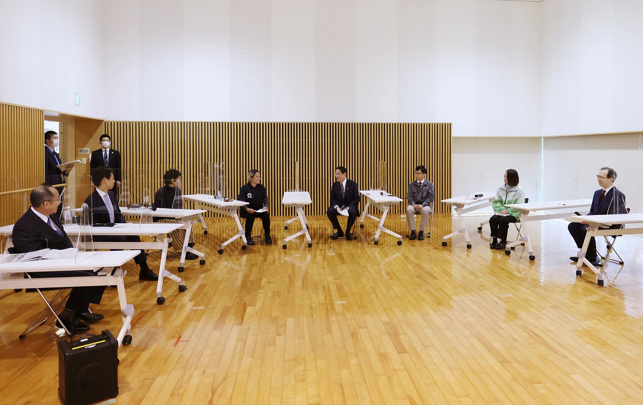 Photograph of the Prime Minister holding a round-table talk at the Tomioka Town Art and Media Center “Manabi no Mori” (2)