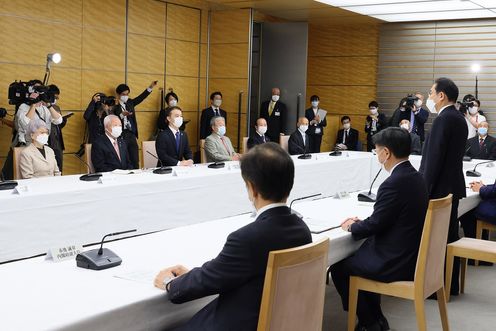 Photograph of the Prime Minister holding a meeting (3)