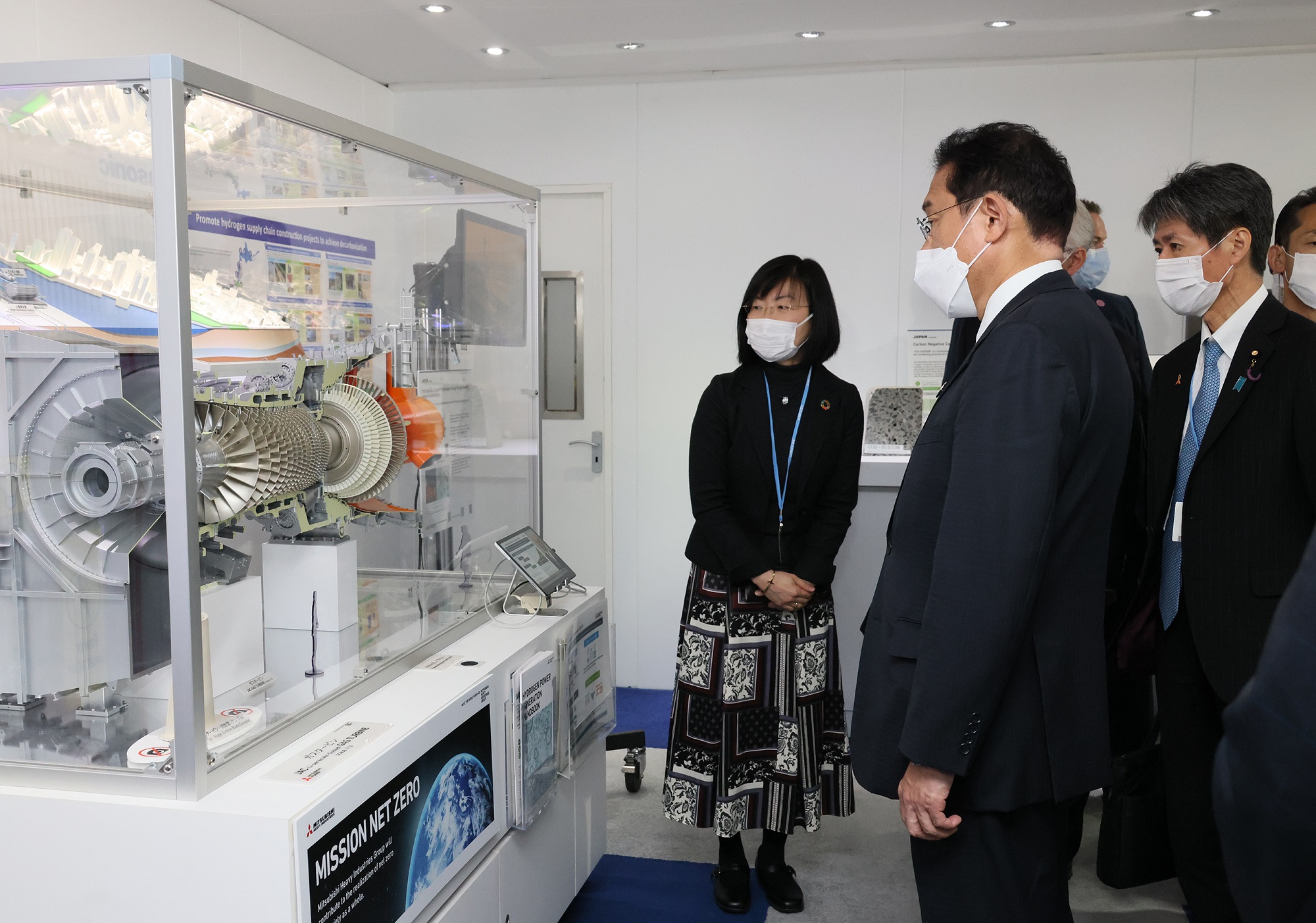 Photograph of the Prime Minister visiting Japan Pavilion (2)