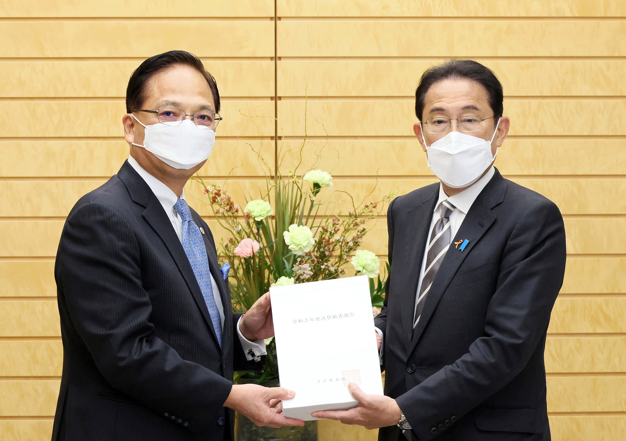 Photograph of the Prime Minister receiving the FY2020 Audit Report (1)