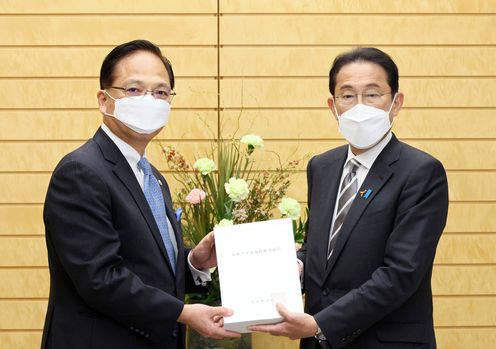 Photograph of the Prime Minister receiving the FY2020 Audit Report (1)