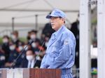 Photograph of the Prime Minister delivering an address during the joint disaster management drills by nine local governments in the Kanto region (1) 