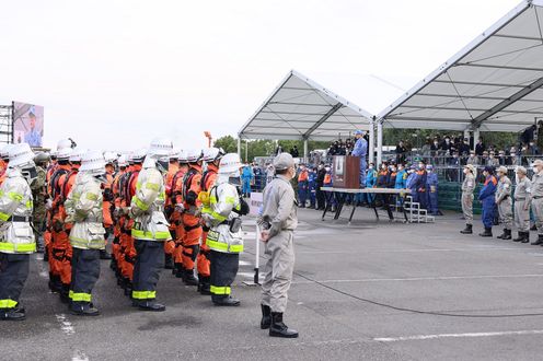 Photograph of the Prime Minister delivering an address during the joint disaster management drills by nine local governments in the Kanto region (2) 