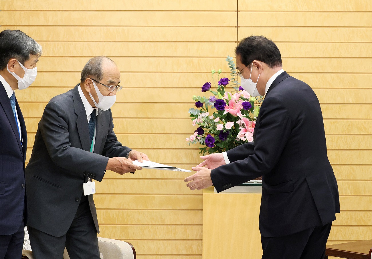 Photograph of the Prime Minister receiving a proposal (2)