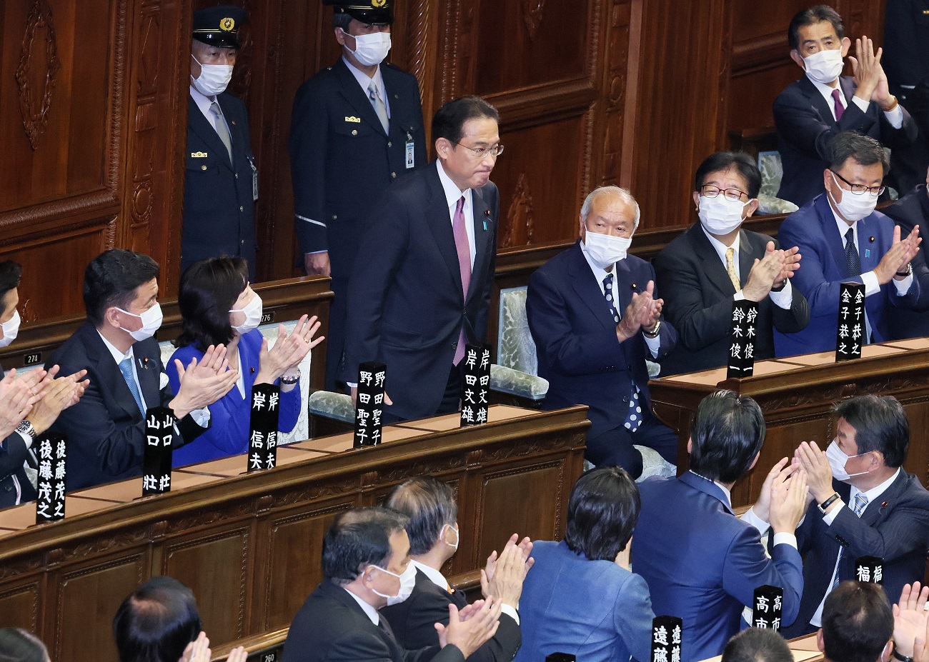 Photograph of Mr. Kishida following his designation as the Prime Minister (2)
