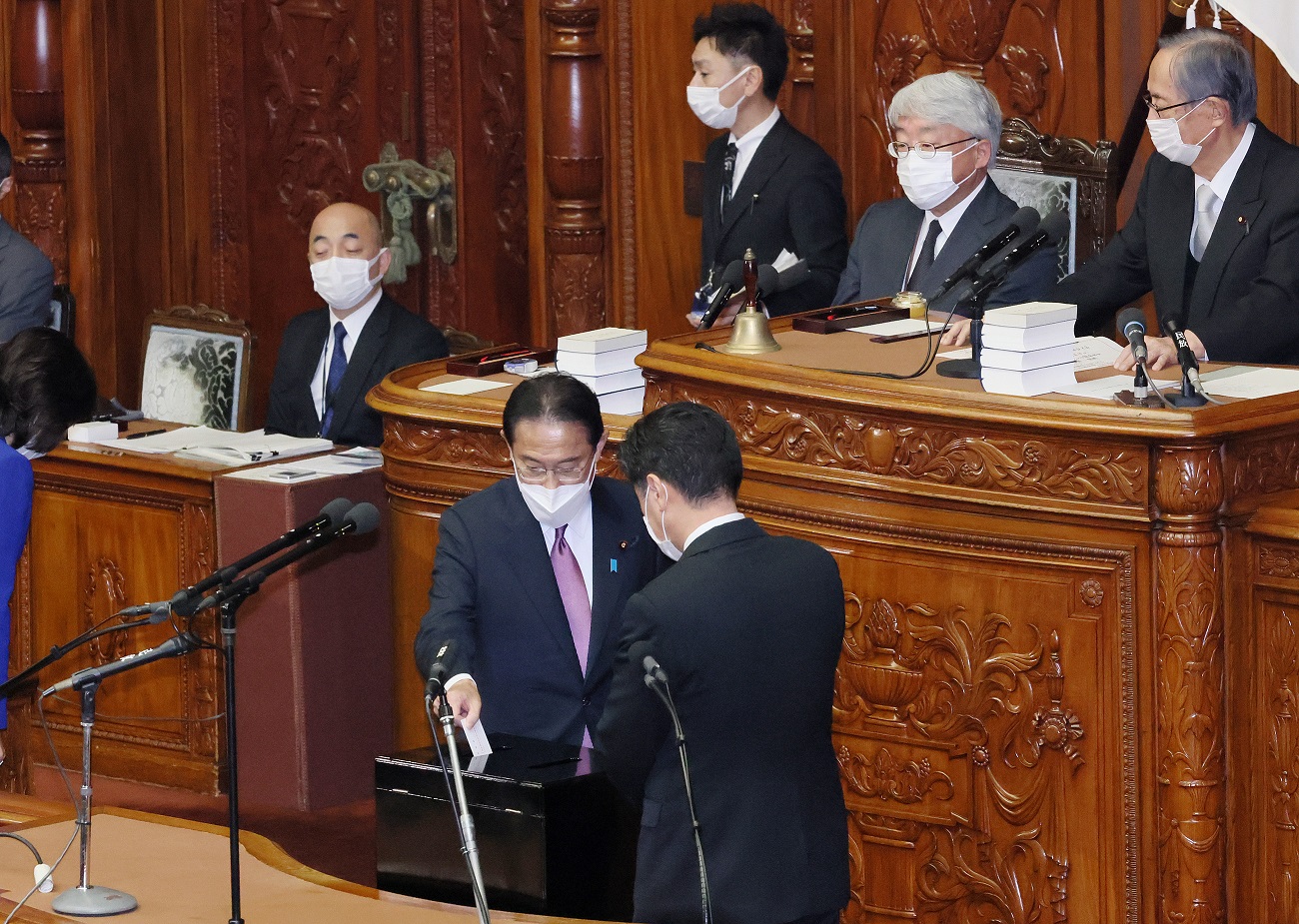 Photograph of Mr. Kishida following his designation as the Prime Minister (5)