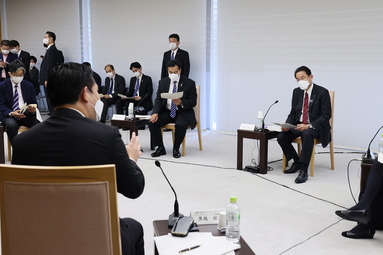 Photograph of the Prime Minister sitting down to talk with a small group of people (5)